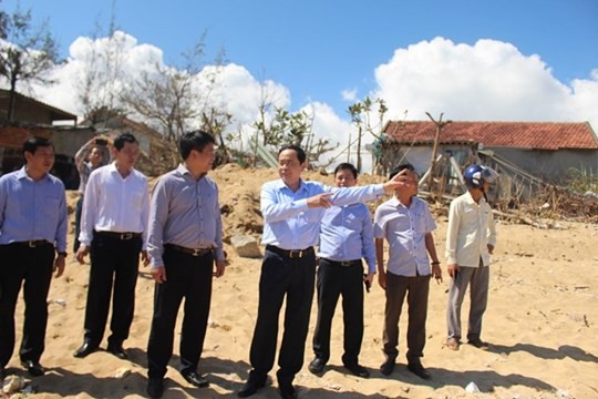 Chủ tịch Trần Thanh Mẫn dẫn đầu đoàn công tác thị sát những khu vực bị sạt lở ở bờ biển thôn An Cường, xã Bình Hải, huyện Bình Sơn, tỉnh Quảng Ngãi.