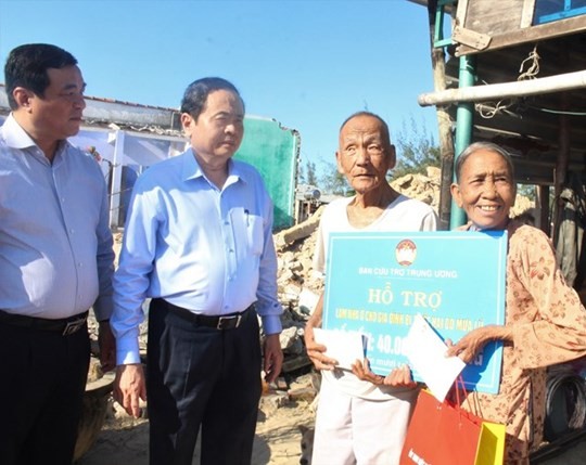 Chủ tịch Trần Thanh Mẫn chia sẻ và trao hỗ trợ xây nhà cho các hộ gia đình bị sập nhà tại Quảng Nam.