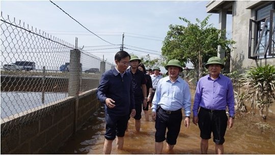Phó Chủ tịch- Tổng thư ký Hầu A Lềnh trên đường vào thăm các hộ dân bị thiệt hại nặng nề ở huyện Lệ Thuỷ, tỉnh Quảng Bình.