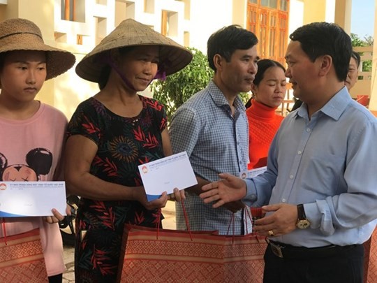 Phó Chủ tịch- Tổng thư ký Hầu A Lềnh động viên các gia đình bị thiệt hại do mưa lụt ở huyện Cẩm Xuyên, tỉnh Hà Tĩnh, tiếp tục vượt lên khó khăn, tái thiết lại cuộc sống.