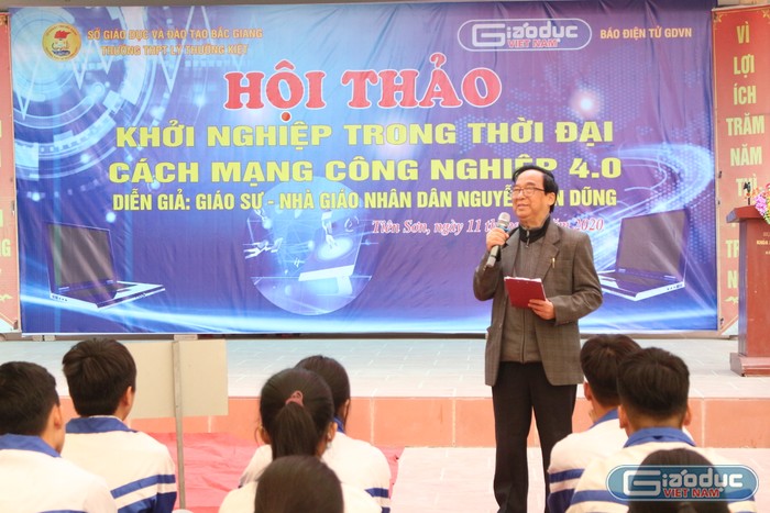 Giáo sư Nguyễn Lân Dũng chia sẻ tại buổi hội thảo. Ảnh: Trung Dũng