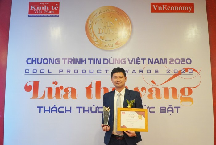 Thầy Đỗ Ngọc Hưng - Phó Tổng Giám đốc Ocean Edu nhận giải thưởng Top 100 sản phẩm - dịch vụ tin dùng Việt Nam 2020.