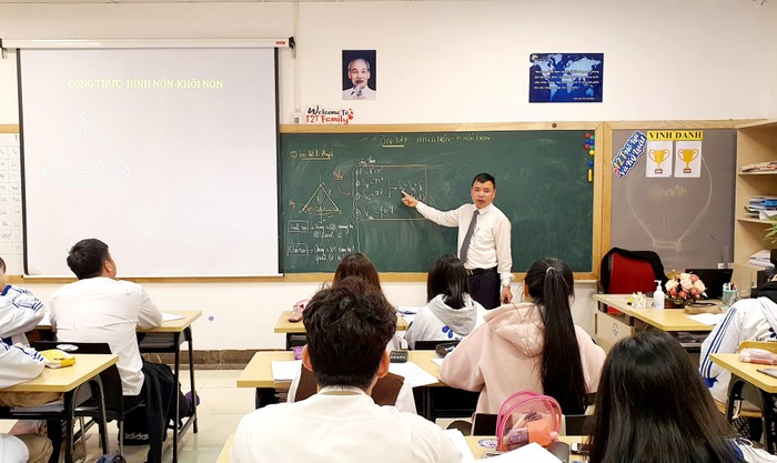 Thầy Nguyễn Đức Thắng trong một tiết dạy môn Toán. Ảnh: NVCC