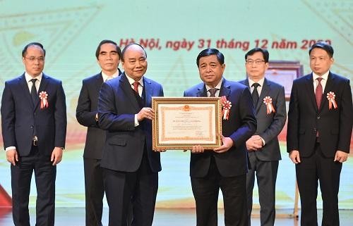 Thủ tướng trao Huân chương Lao động hạng Nhất cho Bộ trưởng Nguyễn Chí Dũng - Ảnh: VGP/Quang Hiếu