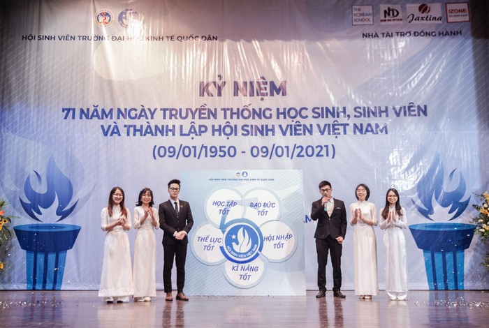 Anh Lê Huy Hoàn cùng các sinh viên tiêu biểu phát động phong trào sinh viên 5 tốt.