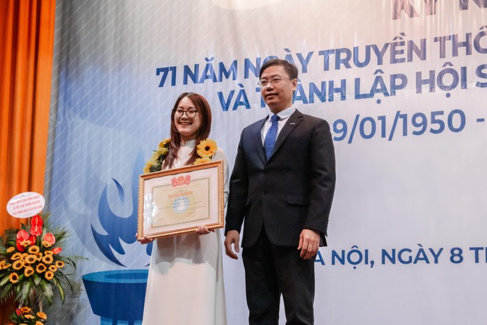 Sinh viên Lê Thanh Mai vinh dự đón nhận bằng khen Sinh viên 5 tốt cấp Trung ương.