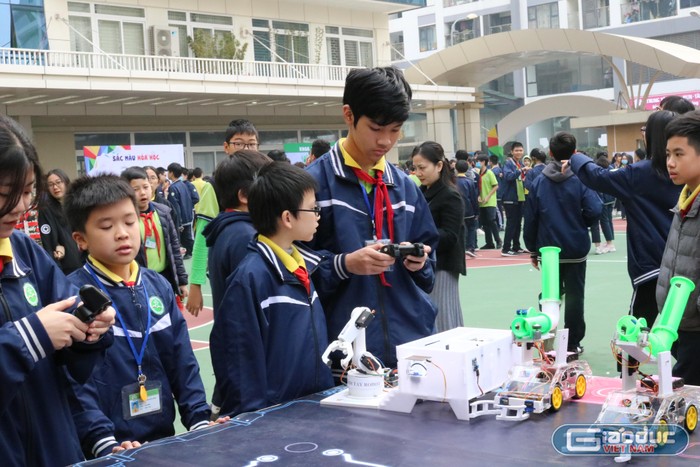 Gian hàng về các thiết bị tự động thu hút đông đảo học sinh đến khám phá.