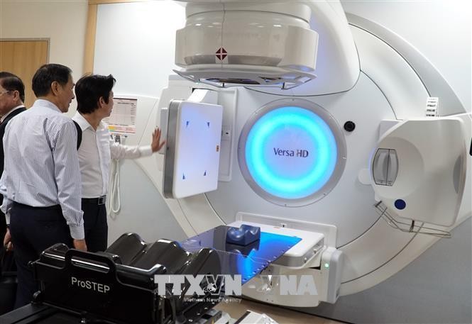 Bệnh viện Chợ Rẫy TP Hồ Chí Minh đưa hệ thống gia tốc xạ trị - xạ phẫu đa năng lượng VERSA HD vào điều trị. Ảnh minh họa: TTXVN