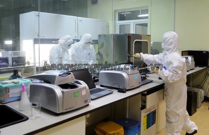 Trung tâm Kiểm soát bệnh tật Quảng Ninh xét nghiệm các mẫu bệnh phẩm ngay trong đêm 27/1. Ảnh: baoquangninh.com.vn