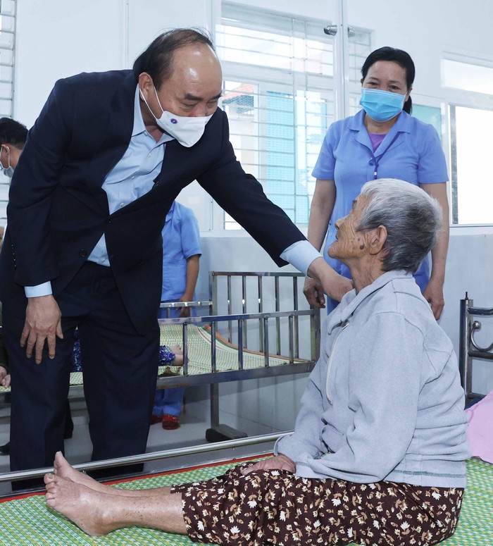 Thủ tướng thăm hỏi, động viên người cao tuổi tại Trung tâm. Ảnh: VGP
