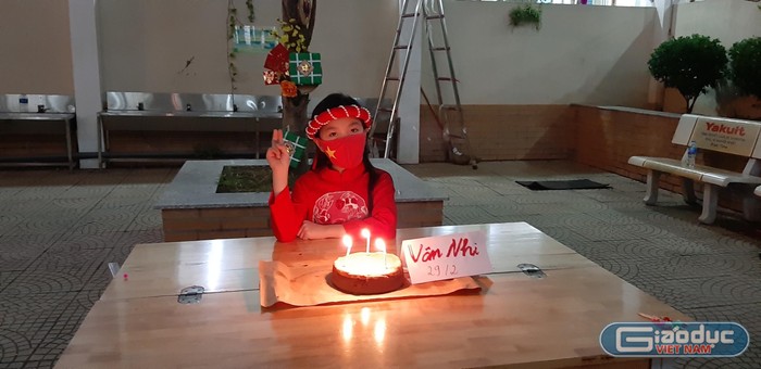 Trước đó, tối 7/2/2021, trong khu cách ly, Trường Tiểu học Xuân Phương (Hà Nội) cũng đã tổ chức sinh nhật cho các em sinh vào tháng 2.