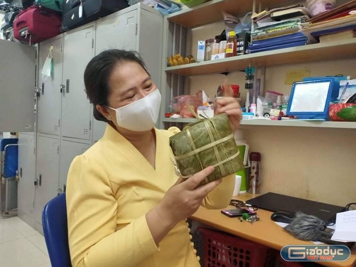 Chị Phayvanh Phanthachith thích thú khi lần đầu gói bánh chưng Việt Nam. Ảnh: Nhân vật cung cấp