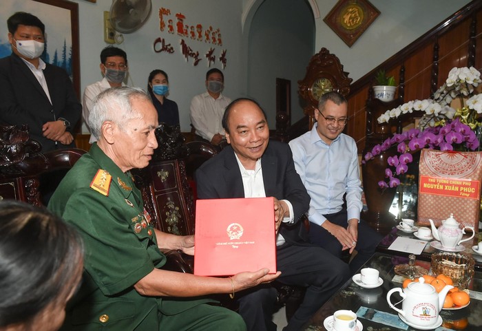 Thủ tướng Nguyễn Xuân Phúc đã đến thăm, chúc Tết Anh hùng Lực lượng vũ trang nhân dân Đặng Phi Thưởng. Ảnh: VGP
