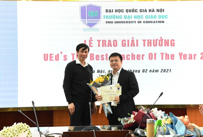 Giáo sư. Tiến sĩ Nguyễn Quý Thanh - Hiệu trưởng nhà trường (bên trái ảnh) trao giải cho Tiến sĩ Lê Thái Hưng - giảng viên Khoa Quản trị Chất lượng - Quán quân UEd's The Best Teacher of the Year 2020. Ảnh: Nhà trường cung cấp