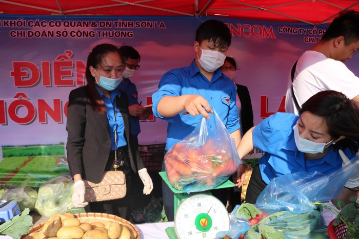 Toàn bộ lợi nhuận thu được từ bán hàng nông sản sẽ ủng hộ học sinh có hoàn cảnh khó khăn trên địa bàn tỉnh Sơn La.