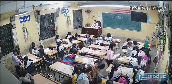 Hình ảnh học sinh tụm năm tụm ba làm việc riêng trong giờ học của cô Tuất. Hình ảnh cắt từ clip: Đình Hùng