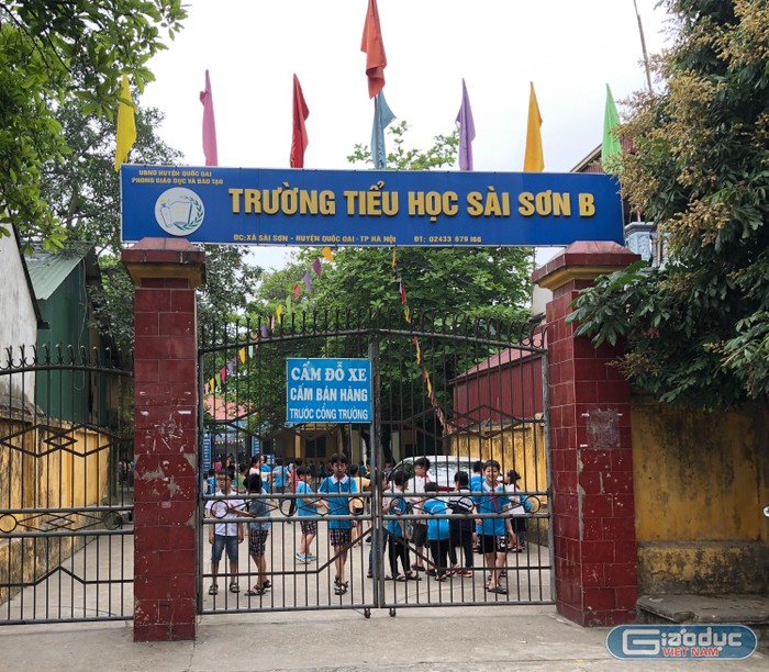 Ngày 30/3, Đoàn thanh tra huyện Quốc Oai, Hà Nội đang làm việc tại Trường Tiểu học Sài Sơn B. Ảnh: Trung Dũng