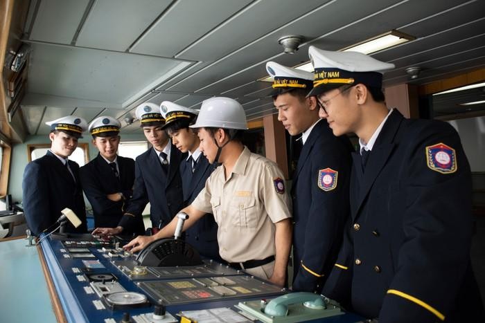 Sinh viên khoa Hàng hải thực hành trên tàu VMU Việt - Hàn (Ảnh: Nhà trường cung cấp)