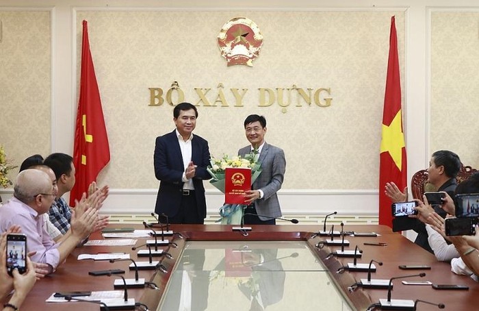 Thứ trưởng Bộ Xây dựng Lê Quang Hùng trao Quyết định bổ nhiệm cho tân Phó Tổng biên tập La Đức Hùng