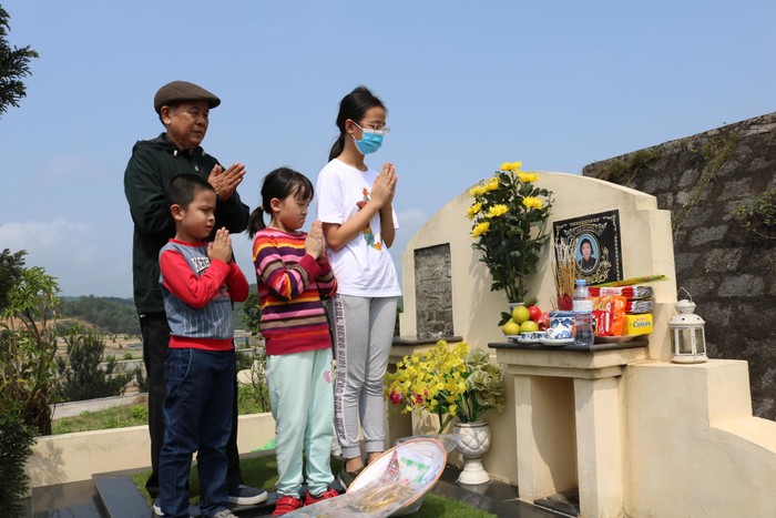 Ông Trần Văn Ty cùng các con cháu thành tâm nhớ về người vợ, người bà đã qua đời.
