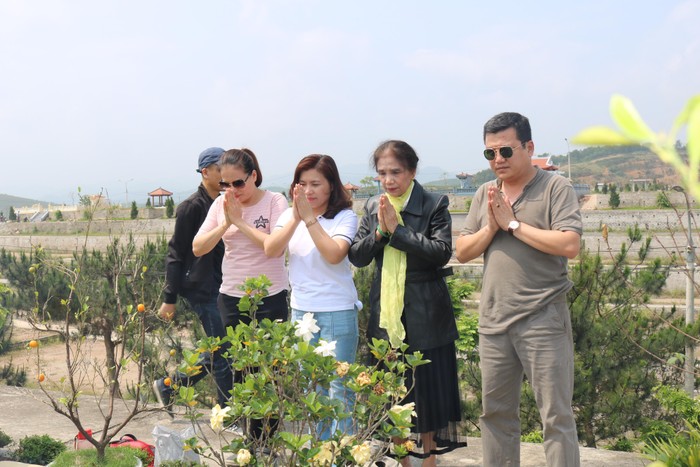 Gia đình bà Ngô Thị Phương mỗi năm đều trồng thêm một loại cây xanh bên phần mộ để cảnh quan khuôn viên phần mộ của chồng bà thêm xanh mát.