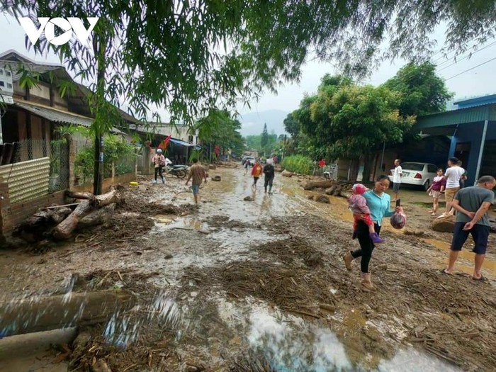 Bùn đất tràn kín mặt đường tại thôn Nậm Điệp, xã Minh Lương, huyện Văn Bàn, tỉnh Lào Cai. Ảnh: VOV