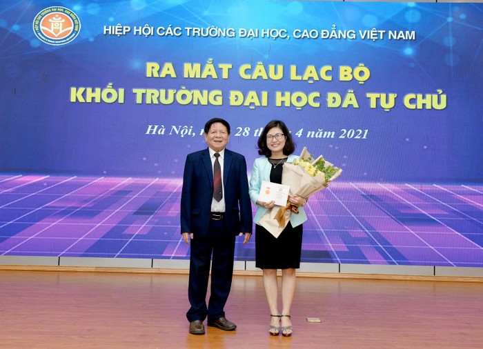 Phó Giáo sư Trần Xuân Nhĩ trao kỷ niệm chương vì sự nghiệp giáo dục Đại học, cao đẳng Việt Nam cho Phó Giáo sư Nguyễn Mai Hương. Ảnh: NEU