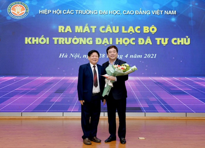 Phó Giáo sư Trần Xuân Nhĩ trao kỷ niệm chương vì sự nghiệp giáo dục Đại học, cao đẳng Việt Nam cho Giáo sư Trần Thọ Đạt. Ảnh: NEU