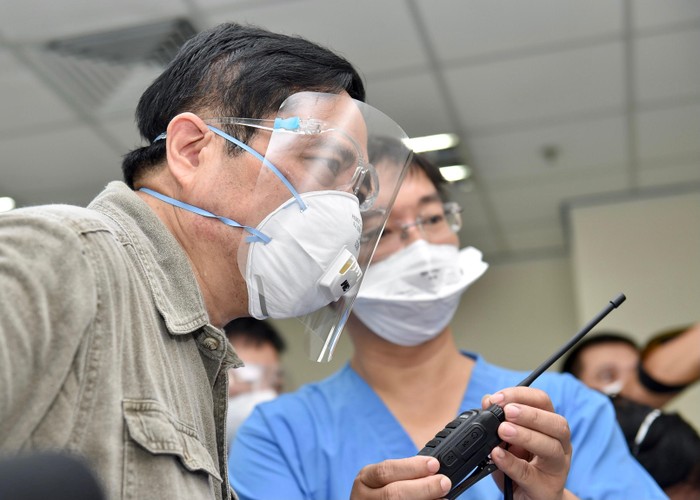 Thủ tướng thăm hỏi sức khỏe, động viên các bác sĩ, điều dưỡng của Bệnh viện Vinmec dương tính với COVID-19 (F0 không triệu chứng) vẫn tiếp tục tình nguyện ở lại chăm sóc bệnh nhân F0 khác. Ảnh: VGP/Nhật Bắc