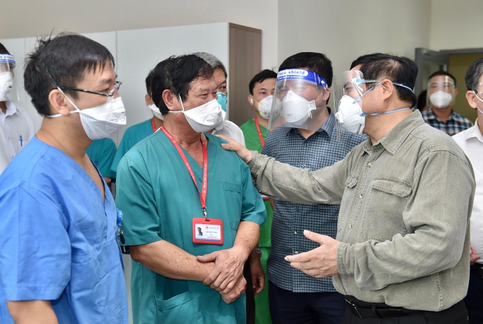 Thủ tướng Phạm Minh Chính và đoàn công tác đến kiểm tra công tác điều trị người mắc COVID-19, động viên các y bác sĩ đang ngày đêm chữa trị cho người bệnh tại Bệnh viện quốc tế Becamex Bình Dương. Ảnh: VGP/Nhật Bắc