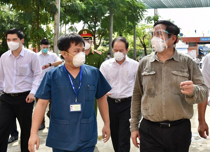 Tới kiểm tra tình hình ứng trực của trạm y tế lưu động phường Bình Chuẩn, một "vùng đỏ" dịch COVID-19, Thủ tướng yêu cầu trạm y tế chủ động hơn nữa việc đáp ứng nhu cầu của nhân dân. Ảnh: VGP/Nhật Bắc