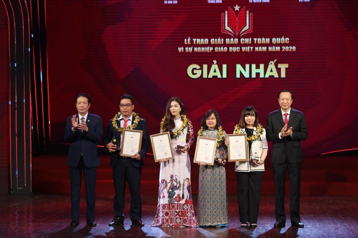 Trao giải cho các tác phẩm đoạt giải tại Giải thưởng báo chí Vì sự nghiệp giáo dục Việt Nam 2020. Ảnh tư liệu: TTXVN