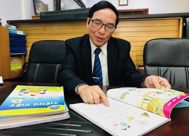 Phó giáo sư Nguyễn Hữu Đạt nghiên cứu rất kỹ các cuốn sách giáo khoa mới. Ảnh: NVCC