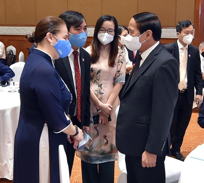 Phó Thủ tướng Lê Văn Thành trao đổi với đại biểu dự Hội nghị. Ảnh: VGP/Đức Tuân