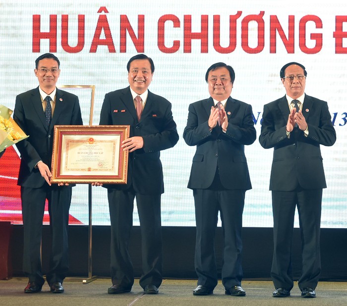 Thay mặt lãnh đạo Đảng, Nhà nước, Phó Thủ tướng Lê Văn Thành trao tặng Huân chương Độc lập hạng Ba cho Tổng cục Phòng, chống thiên tai. Ảnh: VGP/Đức Tuân