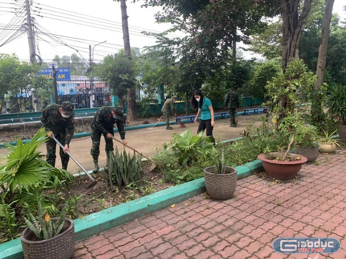 Các chiến sĩ bộ đội chung tay cùng nhà trường dọn vệ sinh trường lớp tại trường Tiều học Phú Hòa 3 (thành phố Thủ Dầu Một). Ảnh: Hữu Đức