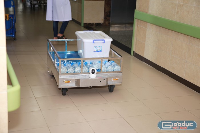 Robot vận chuyển các vật tư y tế trong bệnh viện hỗ trợ nhân viên y tế. Ảnh: Hữu Đức