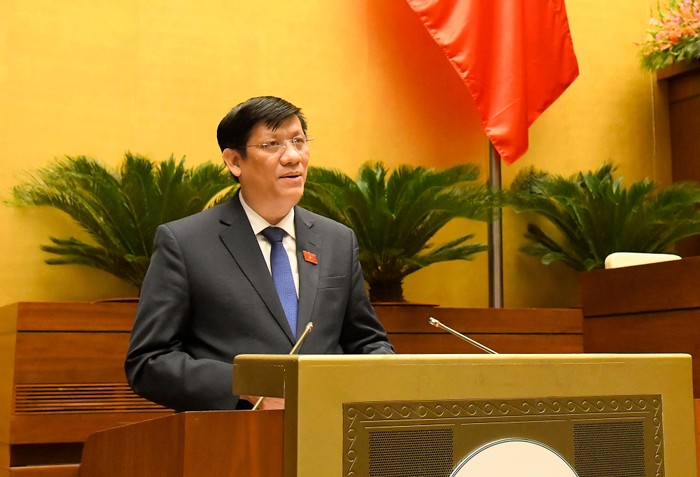 Bộ trưởng Bộ Y tế Nguyễn Thanh Long trình báo cáo trước Quốc hội. Ảnh: N.Khánh