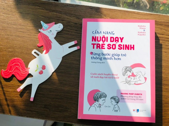 Cẩm nang nuôi dạy trẻ sơ sinh- Từng bước giúp trẻ thông minh hơn” là cuốn sách luôn nằm trong danh sách những cuốn sách nuôi dạy trẻ sơ sinh bán chạy nhất tại Nhật Bản.