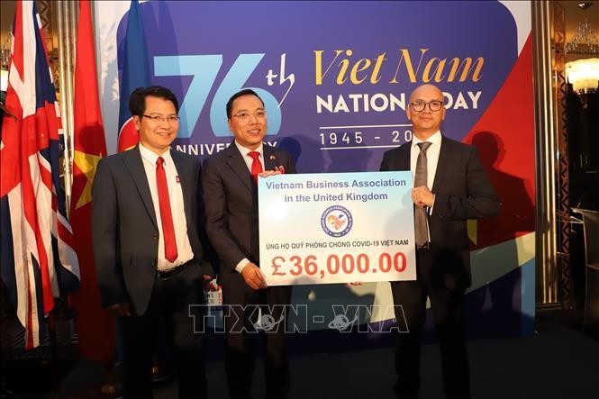 Hội doanh nghiệp Việt Nam tại Vương quốc Anh (VBUK) ủng hộ 36.000 bảng cho Quỹ phòng, chống COVID-19, tối 20/9/2021. Ảnh: Đình Thư/TTXVN