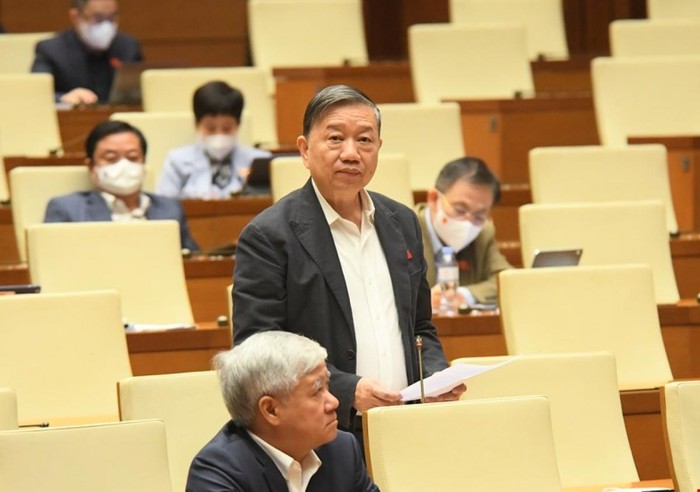 Bộ trưởng Bộ Công an Tô Lâm trao đổi thêm một số vấn đề đại biểu Quốc hội quan tâm liên quan tới lĩnh vực y tế chiều 10/11 (Ảnh: quochoi.vn)