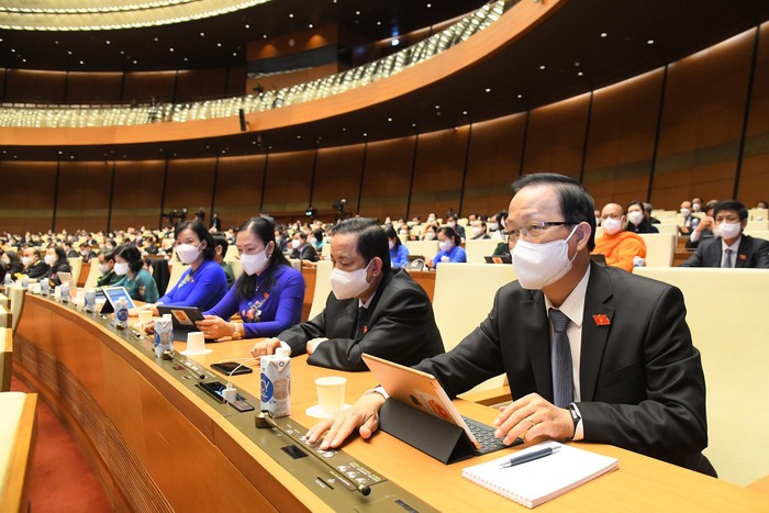 Các đại biểu bấm nút thông qua Nghị quyết. Ảnh: Quochoi.vn