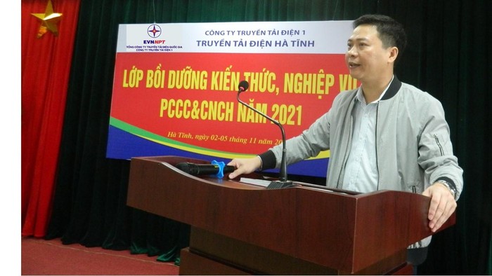 Đinh Văn Thái, Phó Giám đốc Truyền tải điện Hà Tĩnh phát biểu chỉ đạo lớp bồi dưỡng kiến thức Phòng cháy chữa cháy và Cứu nạn cứu hộ năm 2021. Ảnh: npt.com.vn