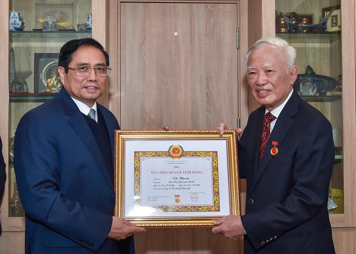 Thủ tướng Phạm Minh Chính trao Huy hiệu 60 năm tuổi Đảng tặng đồng chí Vũ Khoan. Ảnh: VGP/Nhật Bắc