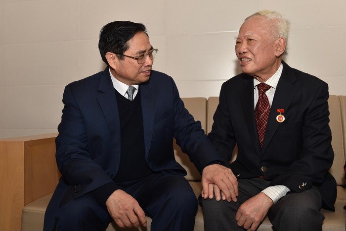 Thủ tướng Phạm Minh Chính thăm hỏi sức khỏe đồng chí Vũ Khoan và gia đình. Ảnh: VGP/Nhật Bắc