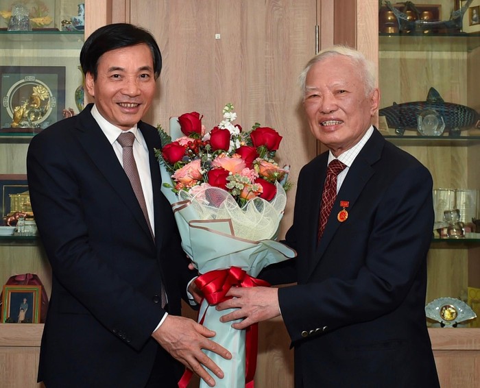 Bộ trưởng, Chủ nhiệm VPCP Trần Văn Sơn chúc mừng đồng chí Vũ Khoan. Ảnh: VGP/Nhật Bắc