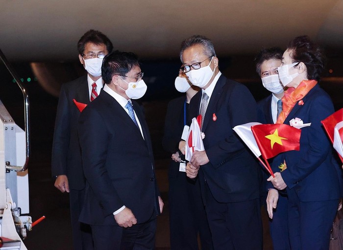Đón Thủ tướng Chính phủ và đoàn đại biểu Việt Nam tại sân bay có ông Miyake Shingo, Thứ trưởng Bộ Ngoại giao Nhật Bản; bà Shino Mitsuko, Cục trưởng Cục Lê tân, Bộ Ngoại giao Nhật Bản; ông Yamada Takio, Đại sứ Nhật Bản tại Việt Nam. Ảnh VGP/Nhật Bắc