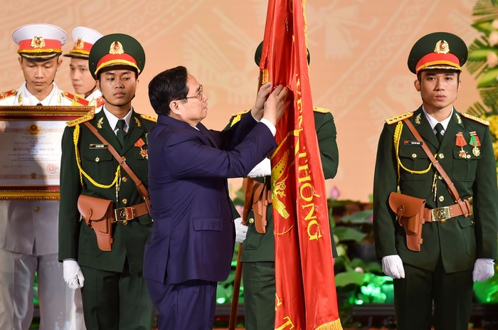 Thủ tướng Phạm Minh Chính đã trao Huân chương Độc lập hạng Nhất - phần thưởng cao quý của Đảng, Nhà nước tặng Đảng bộ, chính quyền và nhân dân tỉnh Bà Rịa-Vũng Tàu. Ảnh: VGP