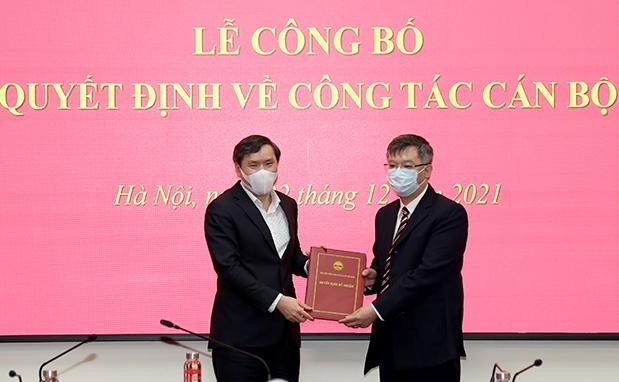 Phó Giáo sư, Tiến sĩ Lê Văn Lợi trao quyết định và chúc mừng Tiến sĩ Đỗ Tất Cường.