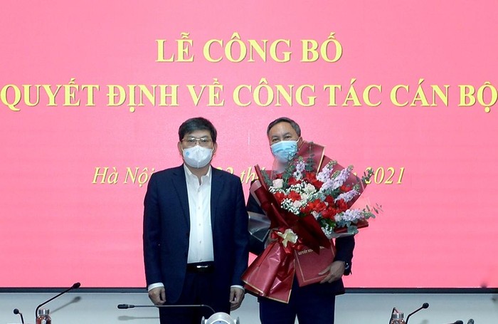 Phó Giáo sư, Tiến sĩ Nguyễn Duy Bắc trao quyết định và chúc mừng Phó Giáo sư, Tiến sĩ Hoàng Hùng Hải.